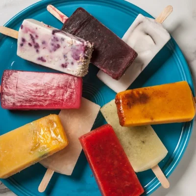 Selección colorida de paletas artesanales sobre un plato