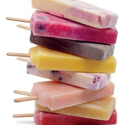 Paletas artesanales frutales y cremosas apiladas