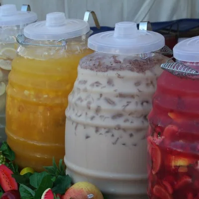 Aguas frescas de distintos sabores servidas en vitroleros